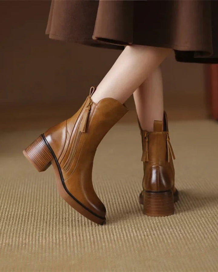 Valorine™ | Black leather boots with a comfortable heel, elegant and timeless