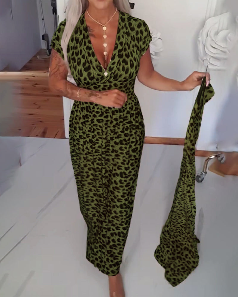 Freya™ | Elegant dress with leopard print and V-neck