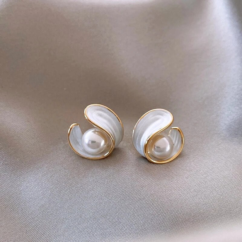 Luxury Earrings of White Opal with Pearls in Gold