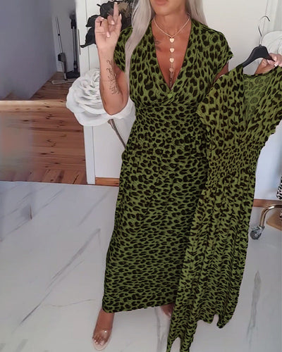 Freya™ | Elegant dress with leopard print and V-neck
